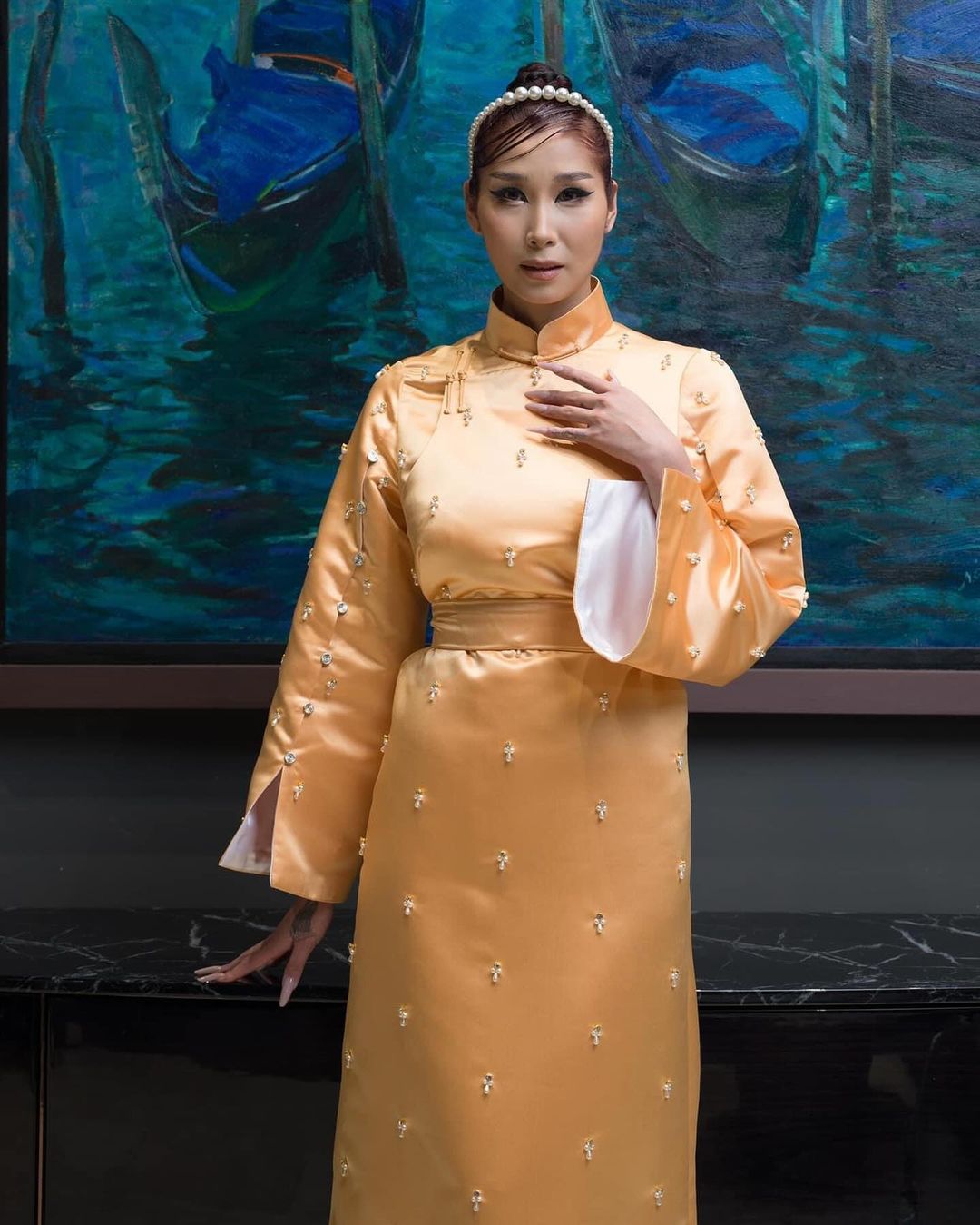 Tugs Mongolian women wear golden deel