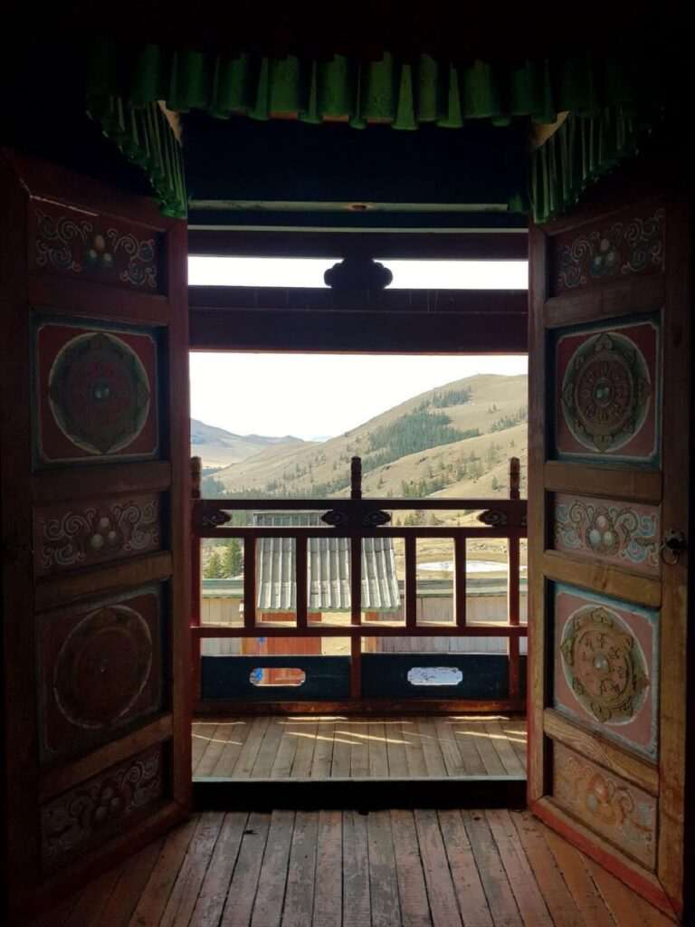 manzushir monastery doors