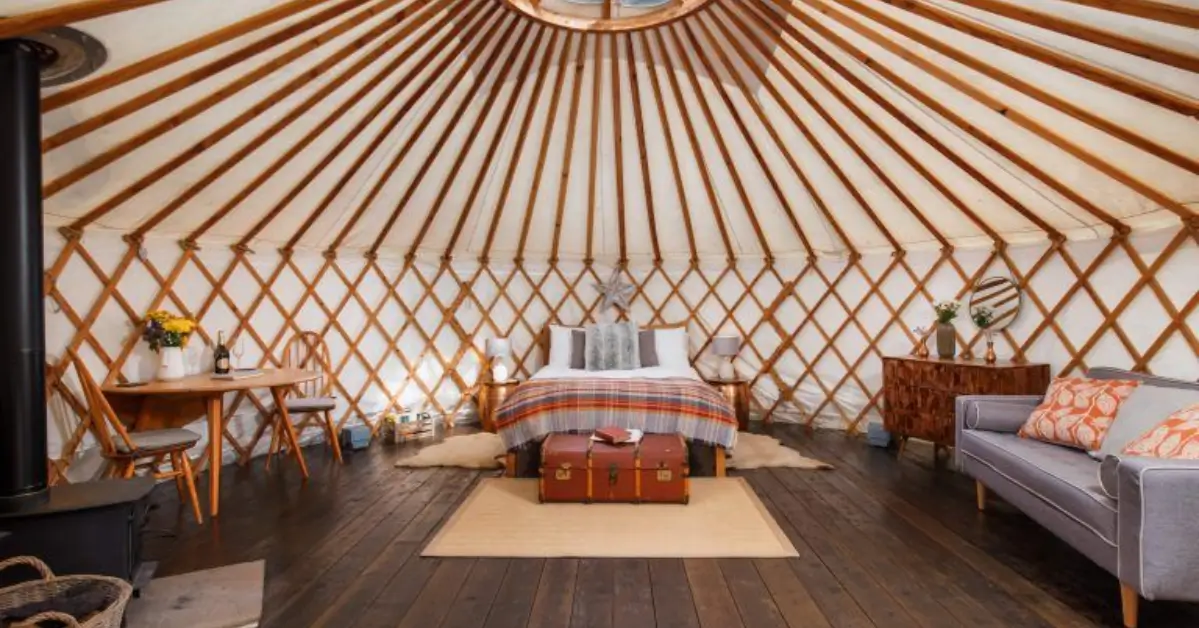High-End Glamping Ger Resorts: Tourism Evolution 25 The Evolution of Mongolian Gers